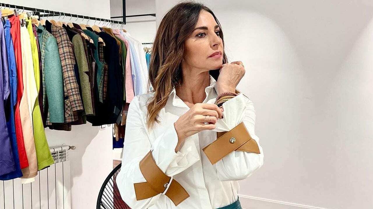 Mariló Montero dice que la invitada perfecta +50 de invierno lleva la falda satinada más elegante con botas muy altas