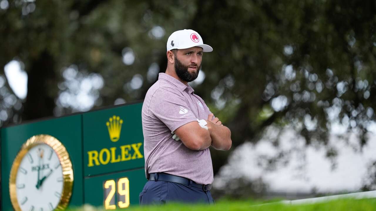 Jon Rahm, de menos a más y a tres golpes de un 