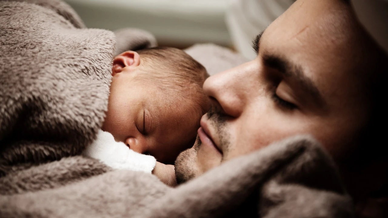 La técnica de los 100 segundos para que los bebés aprendan a dormir solos, según una experta en sueño infantil