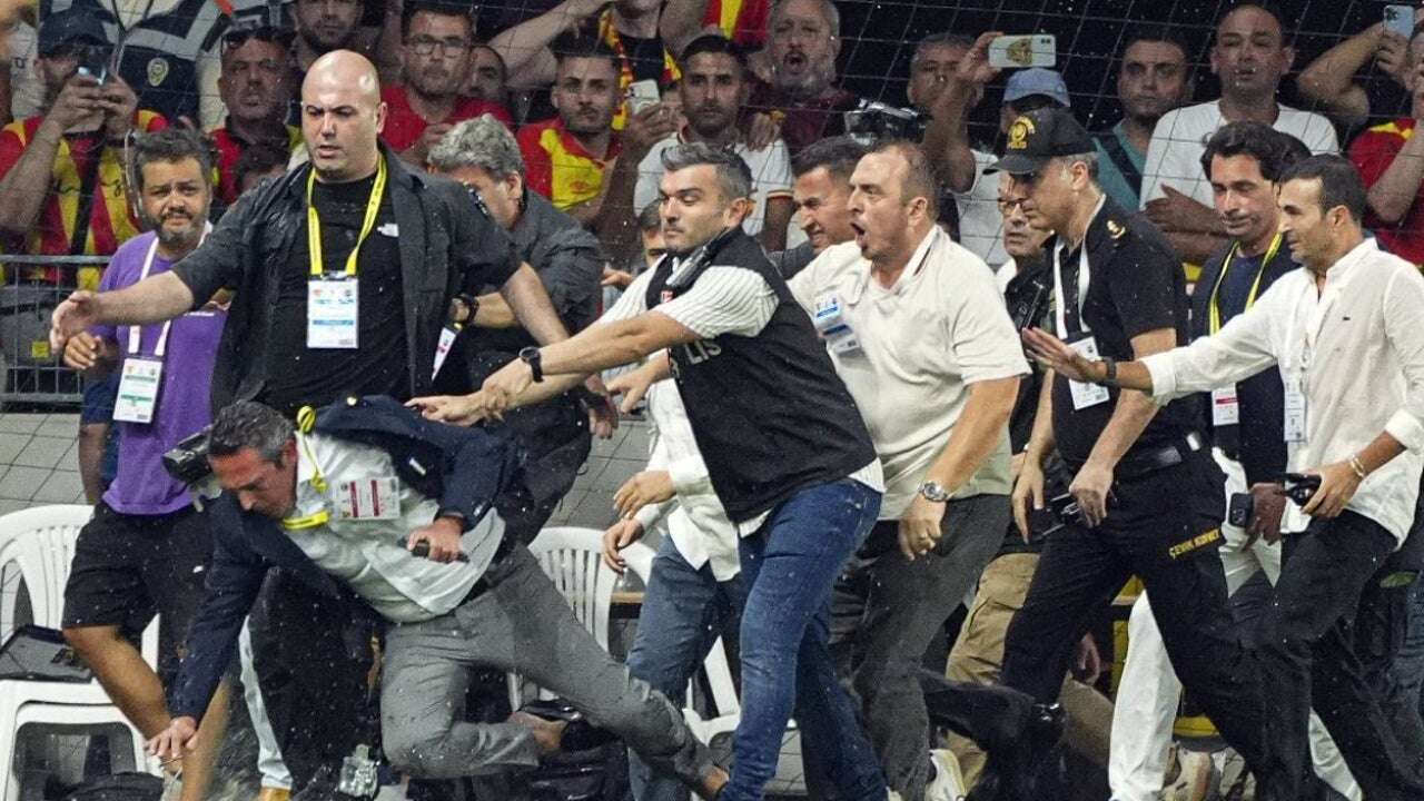 Nueva vergüenza en Turquía: Agreden a botellazos al presidente del Fenerbahçe de Mourinho