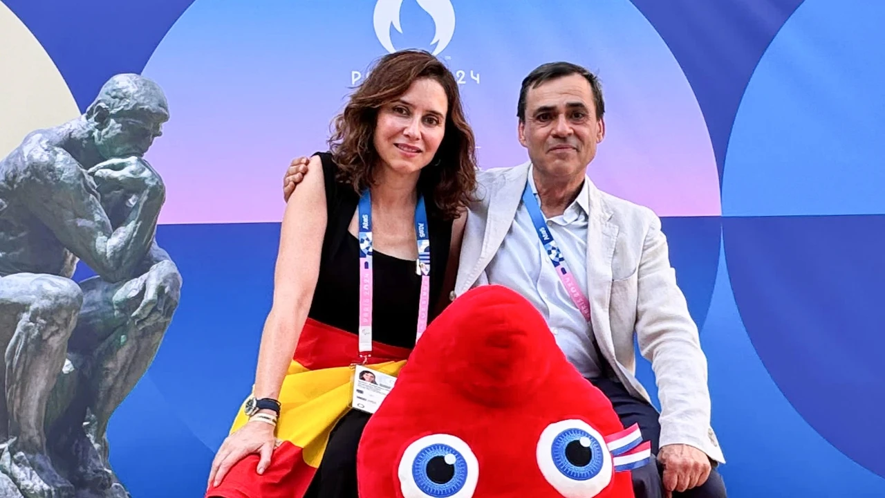 Ayuso no decepciona con este look monocromático para la inauguración de los Juegos Paralímpicos de París
