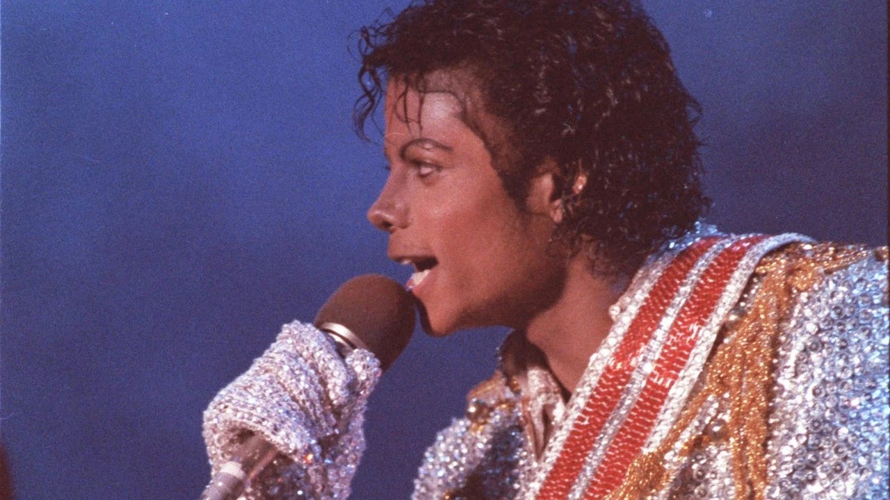 “Es el calcetín sucio más brillante que existe”: una madre paga 7.700 € por un calcetín de Michael Jackson en una subasta y dice que lo hizo por sus hijos
