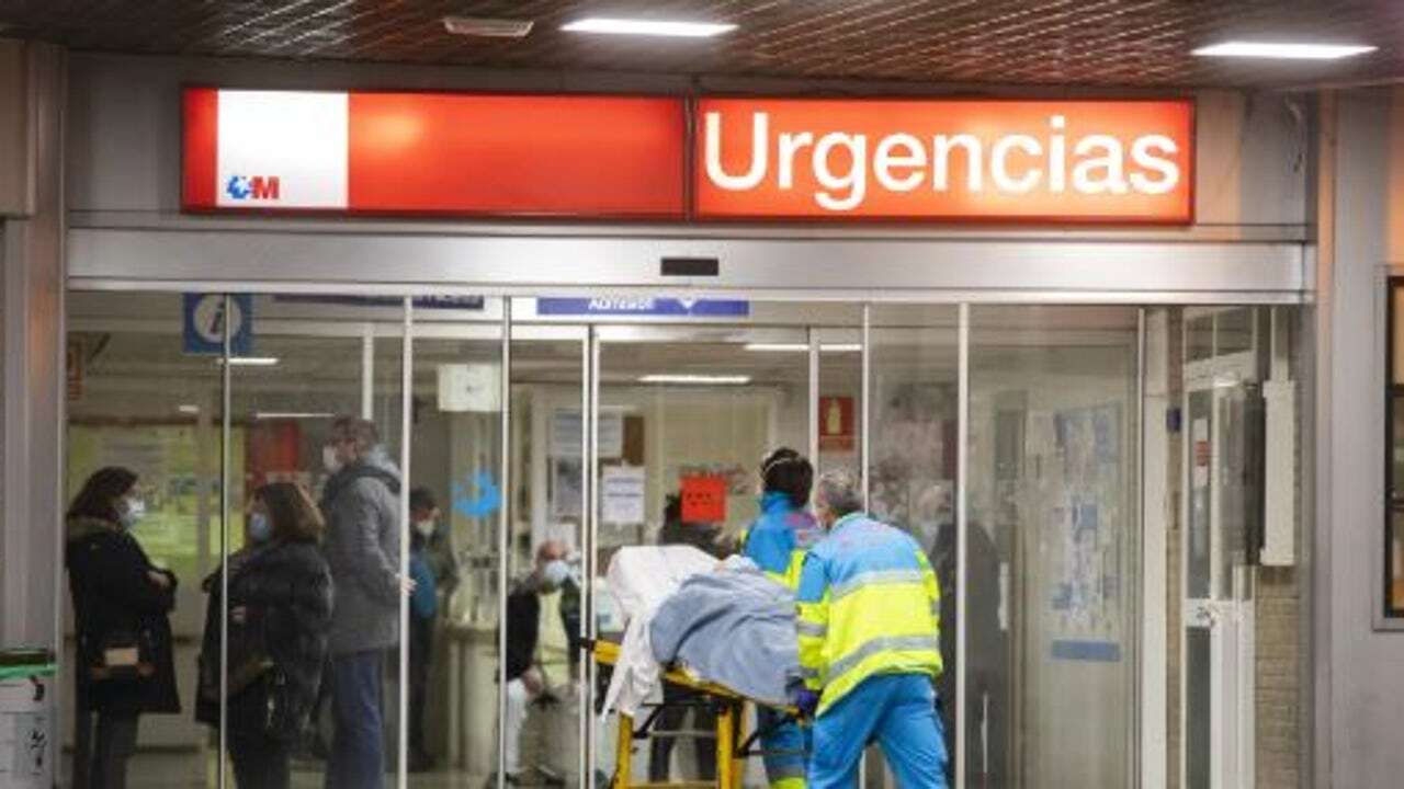 Colapso en Urgencias: pacientes en pasillos y enfermeras “desbordadas” en doce autonomías