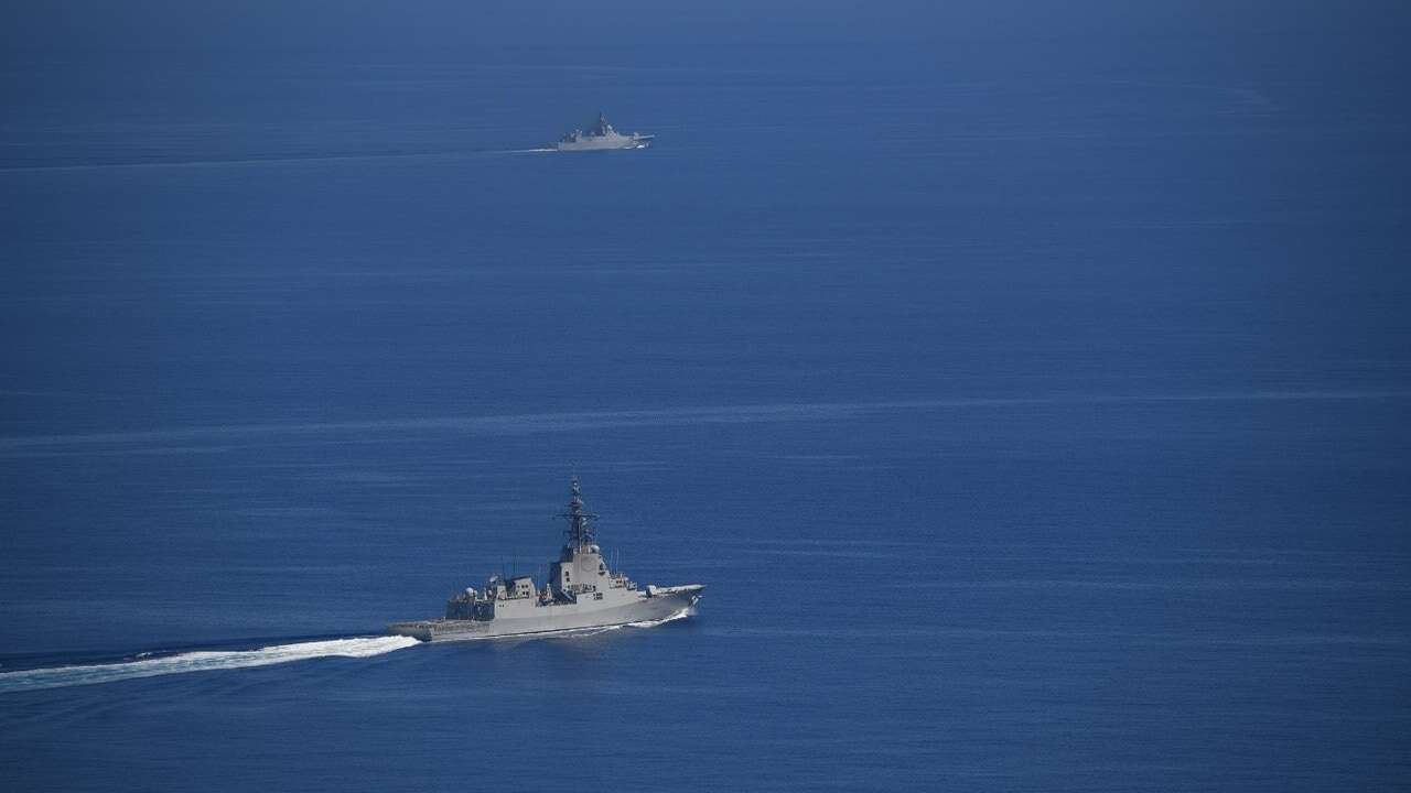 Una fragata de la Armada vigila un buque ruso en el Mediterráneo durante su despliegue con la OTAN