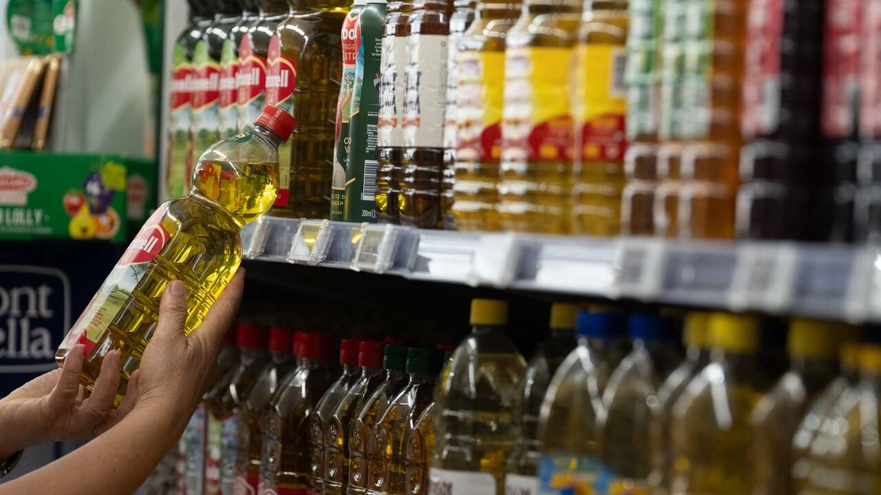 El IVA de los alimentos sube este martes: los productos exentos como el aceite de oliva pasan a un tipo del 2%; para los huevos, la leche o las verduras se eleva al 7,5%