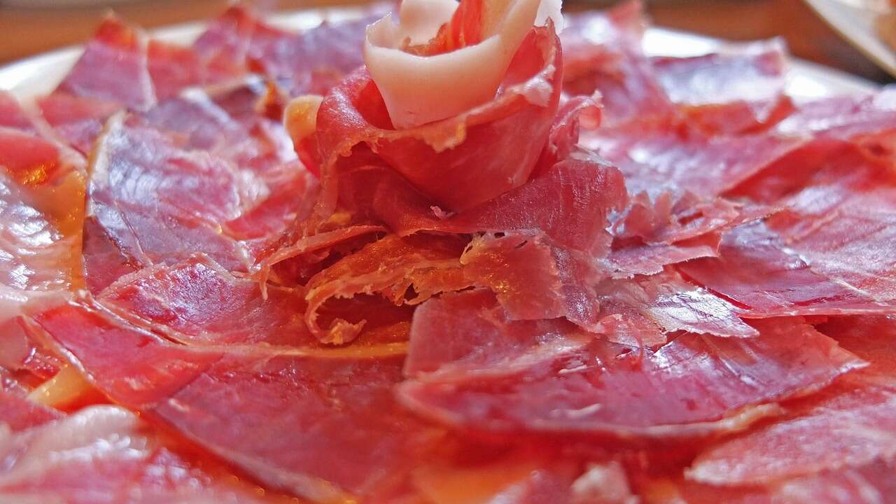 Consejos OCU: cómo ahorrar al comprar jamón ibérico estas navidades