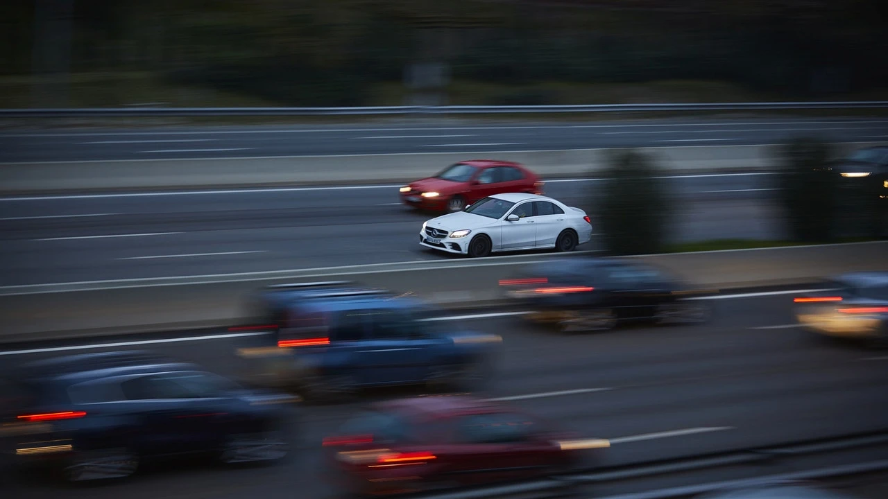 Un profesor de matemáticas revela la diferencia entre ir a 120 km/h o a 140 km/h: “No arriesgues por unos segundos”