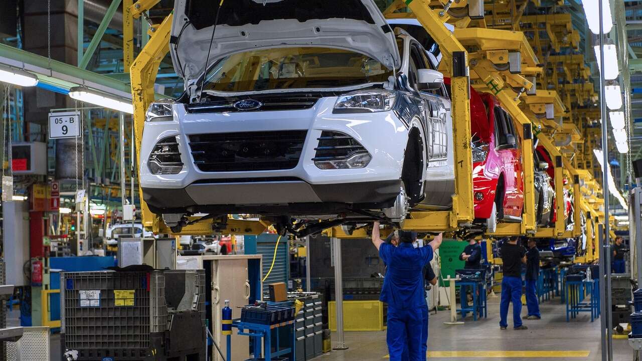 Trump posterga un mes los aranceles a las importaciones del sector del automóvil a México y Canadá