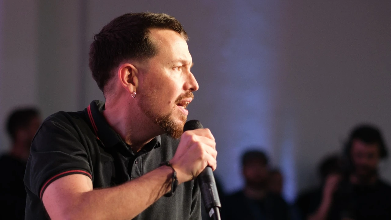 Pablo Iglesias se corta el pelo a puerta cerrada (y sabemos dónde)