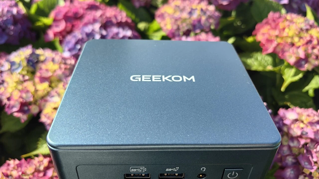 El gadget del sábado: Geekom Mini IT12 edición 2025, todo flores