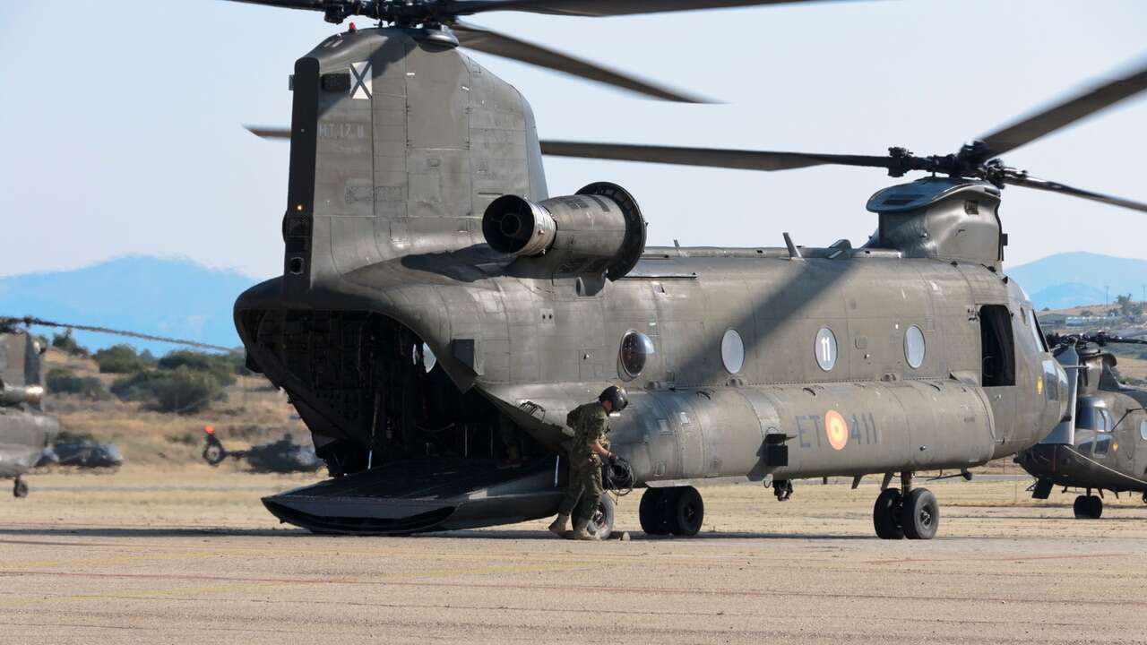 Así trabajan los “Chinook CH-47F”: los helicópteros del Ejército de Tierra desplegados en Valencia