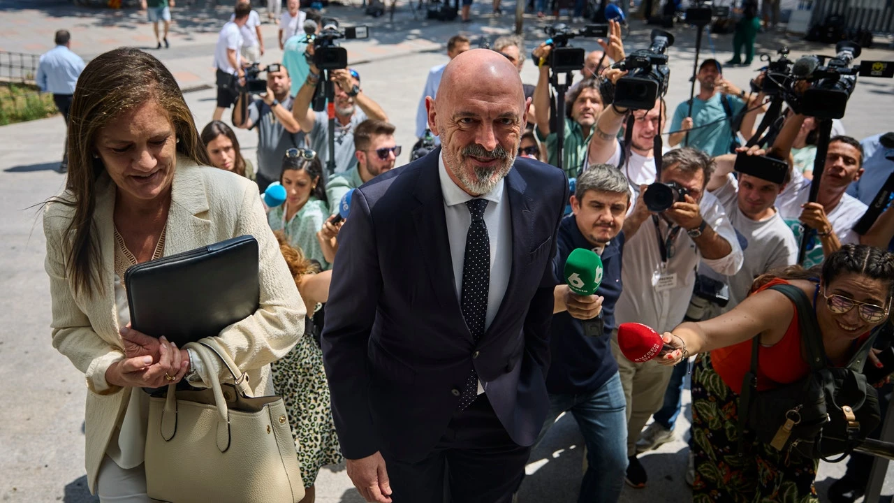 El rector de la UCM pide el fin de su imputación en el 
