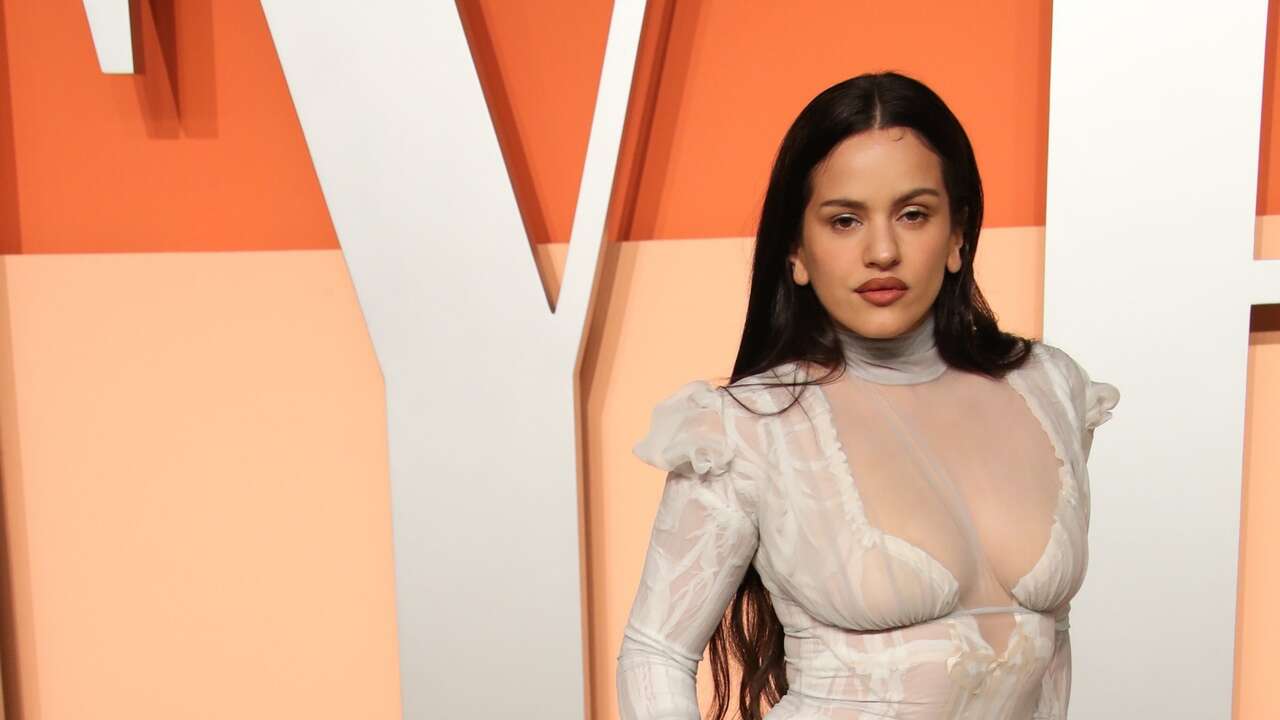 Rosalía se atreve con un vestido transparente de efecto mojado para ser la reina de la fiesta post Oscar