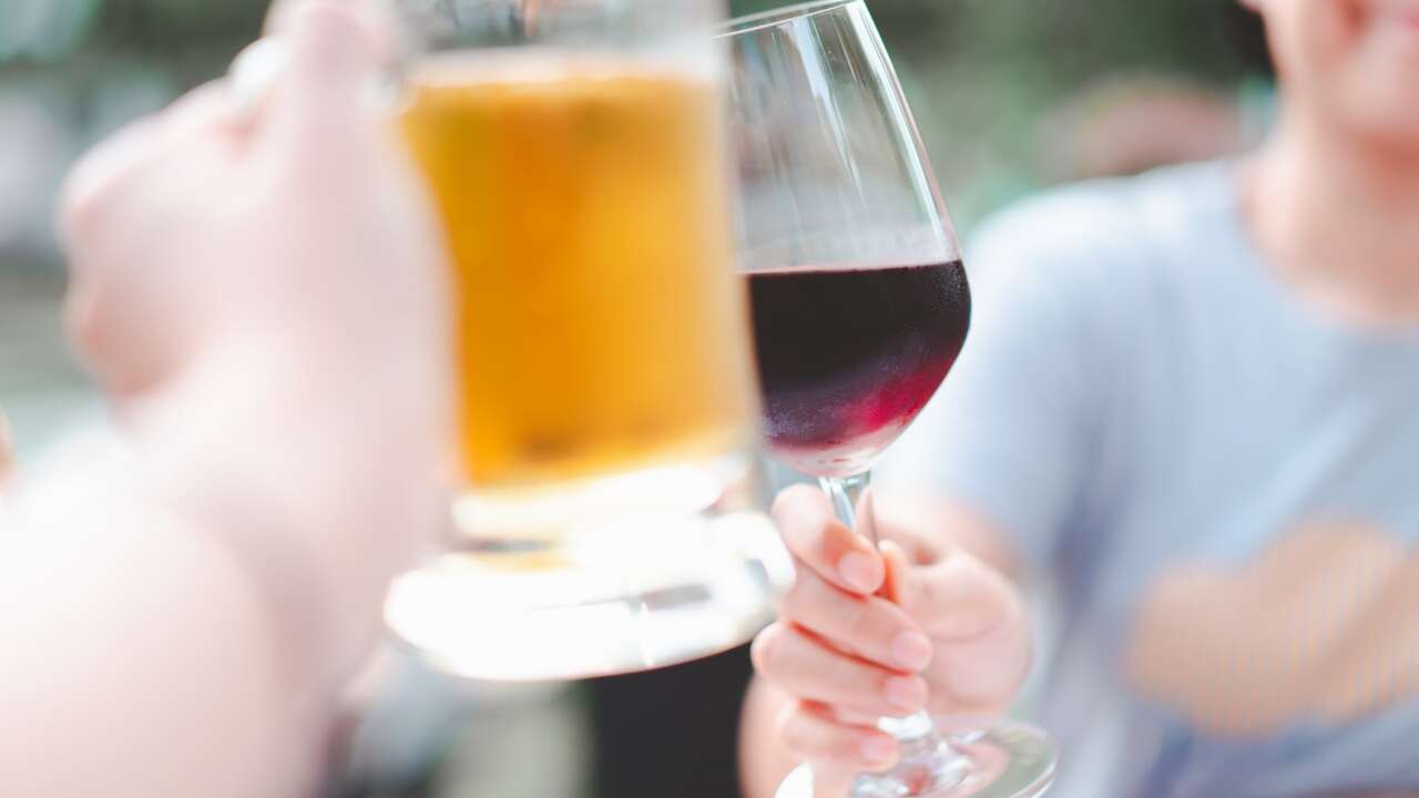 ¿Qué sube más el azúcar en sangre, el vino, el alcohol o la cerveza? Los médicos responden