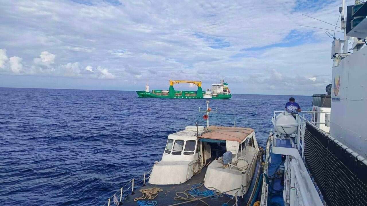 Filipinas anuncia que un barco que chocó con la Guardia Costera china abandona el mar de China Meridional