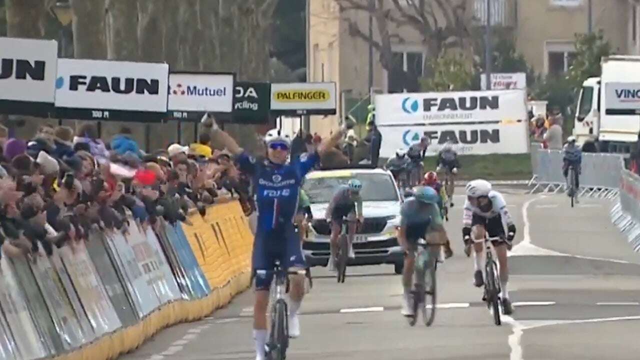 Otra vez. Ayuso y Enric Mas se confunden de camino en la última rotonda en Ardeche