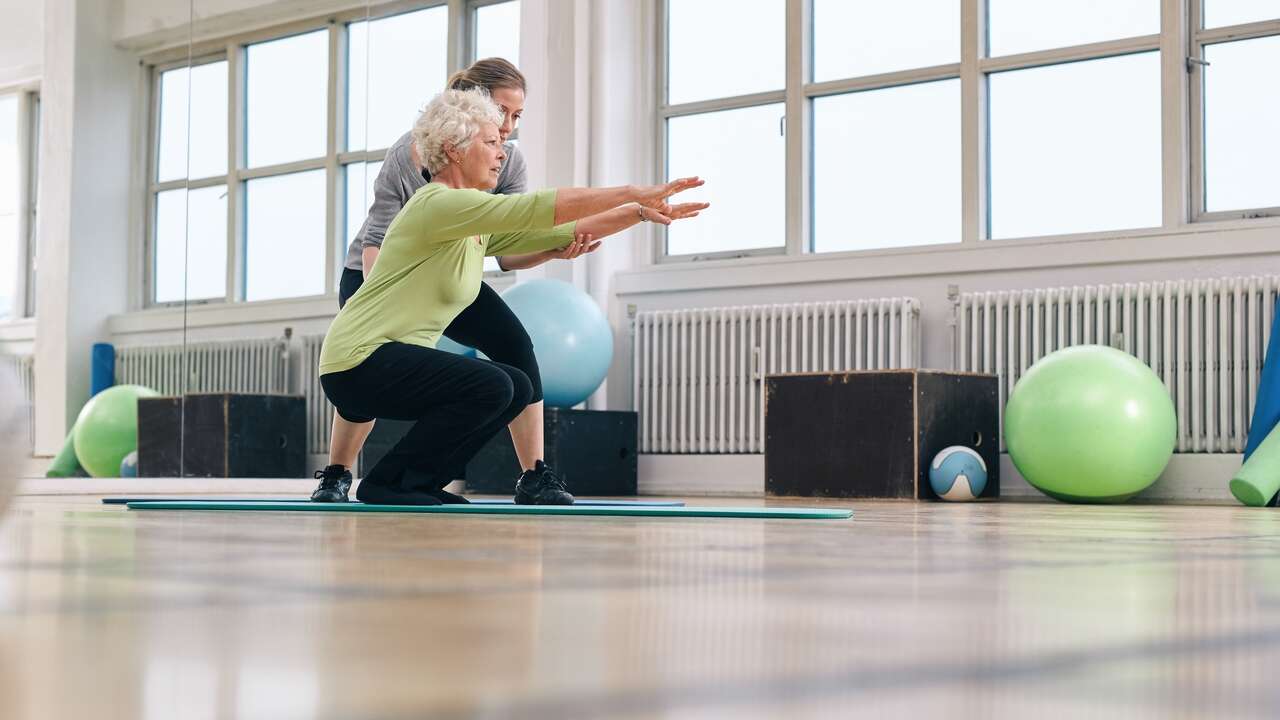 Los 11 mejores ejercicios para hacer en casa a partir de los 50 años y mantenerse en forma