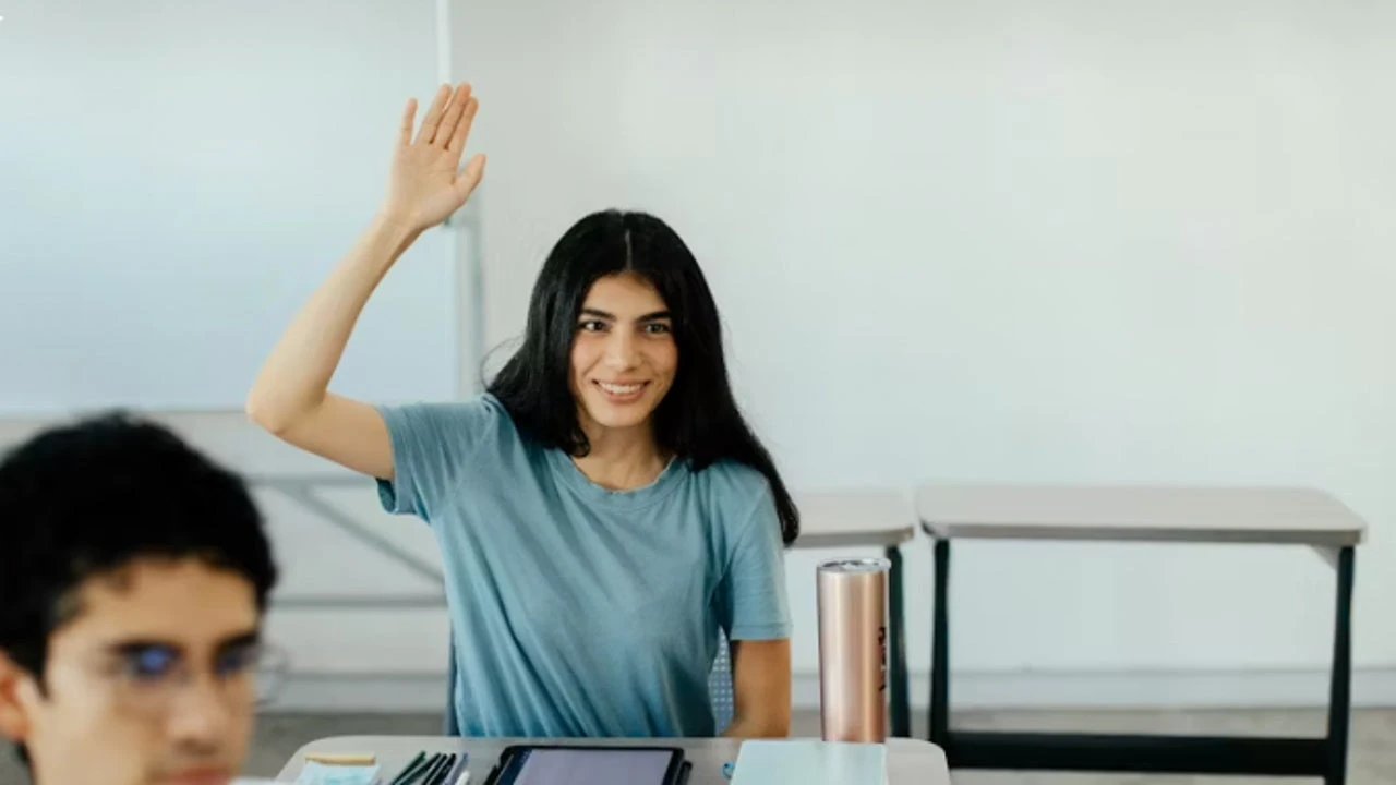 ¿Qué significa saludar sin levantarse de la silla según los expertos?