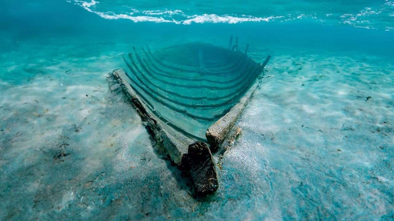 Concluye la instalación de la plataforma flotante para la extracción del pecio fenicio 