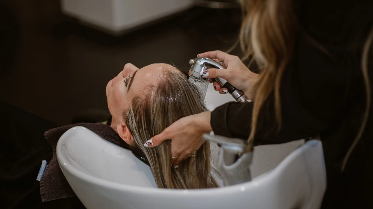 Una peluquería pone fin a los pelos sucios y avisa: no atienden a clientes que llevan más de un día sin lavar el pelo