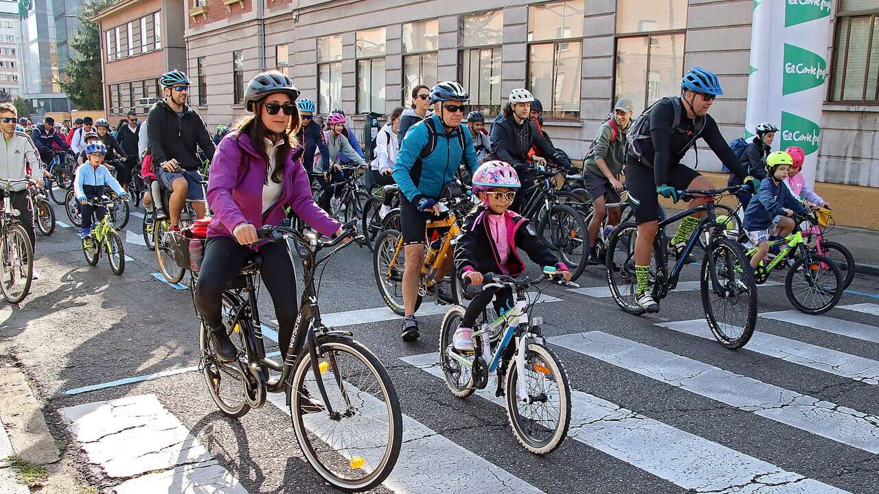 Nueva medida de la DGT para 2025: los ciclistas podrán circular en sentido contrario en ciertas calles urbanas