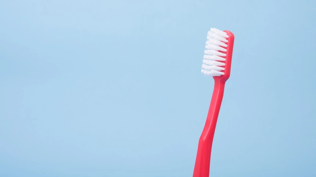 Expertos advierten sobre una tendencia viral que podría arruinar completamente tu dentadura
