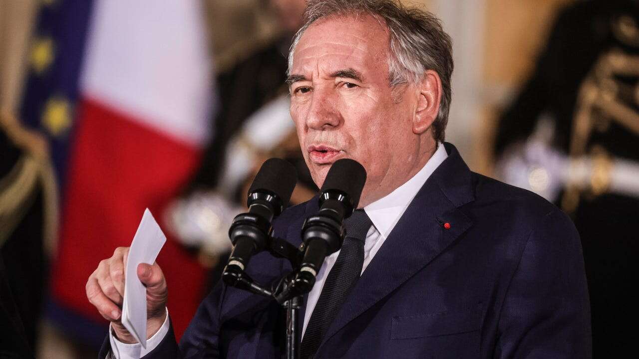 Bayrou intenta ganar el apoyo de los socialistas al nuevo gobierno francés