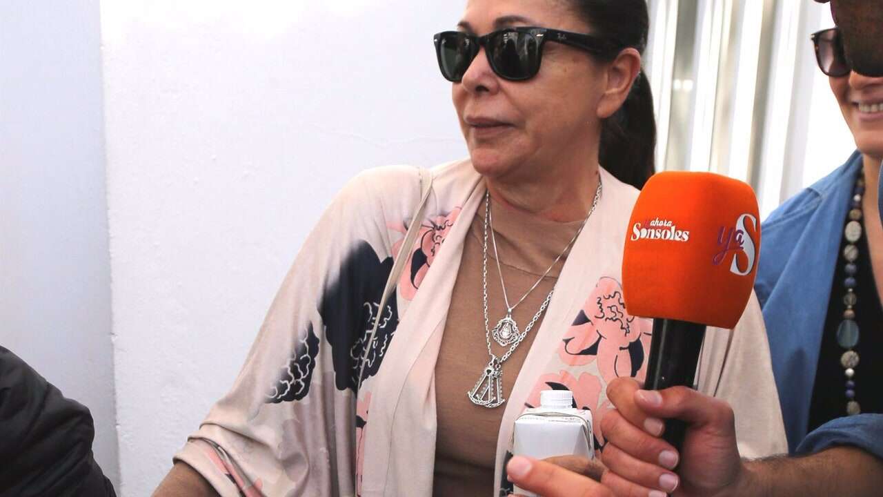 Isabel Pantoja llega a Tenerife dando manotazos e insultando: “¡Cállate ya, imbécil!”