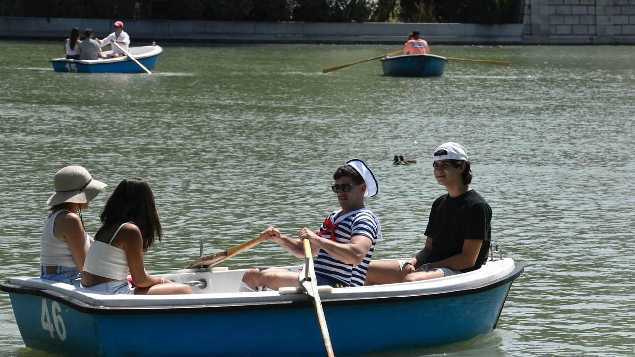 El parque público con lago y barcas que está conquistando Madrid y no es El Retiro