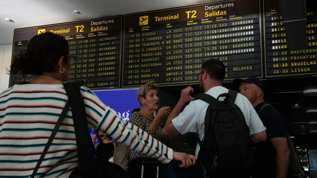 Me han cancelado un vuelo por el apagón: ¿puedo reclamar a la aerolínea que pague la noche de hotel y comida?
