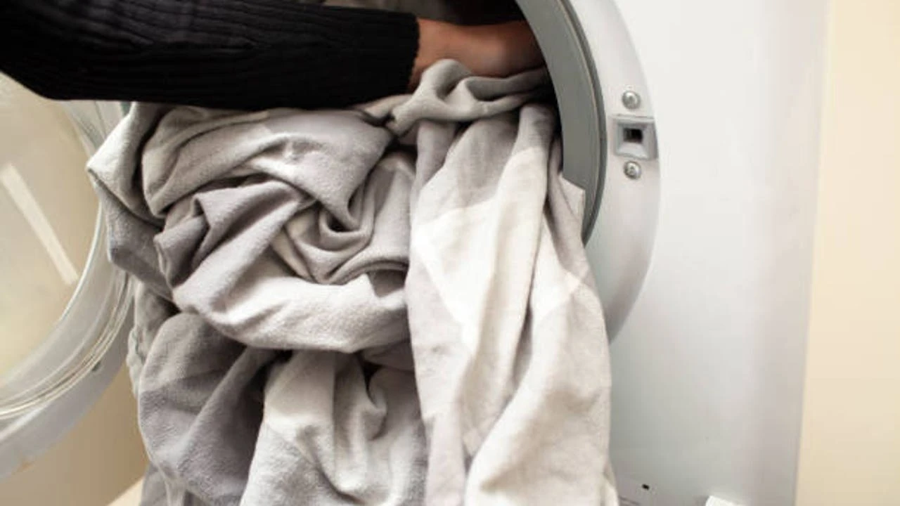 Dormir con la cama limpia: con qué frecuencia debes cambiar las sábanas y cuál es el mejor método para lavarlas, según los expertos