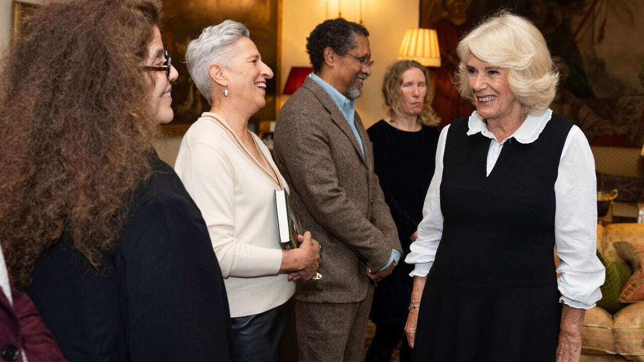 La reina Camilla reaparece tras su baja con un vestido pichi negro y botas altas durante en la recepción con los ganadores del Premio Booker