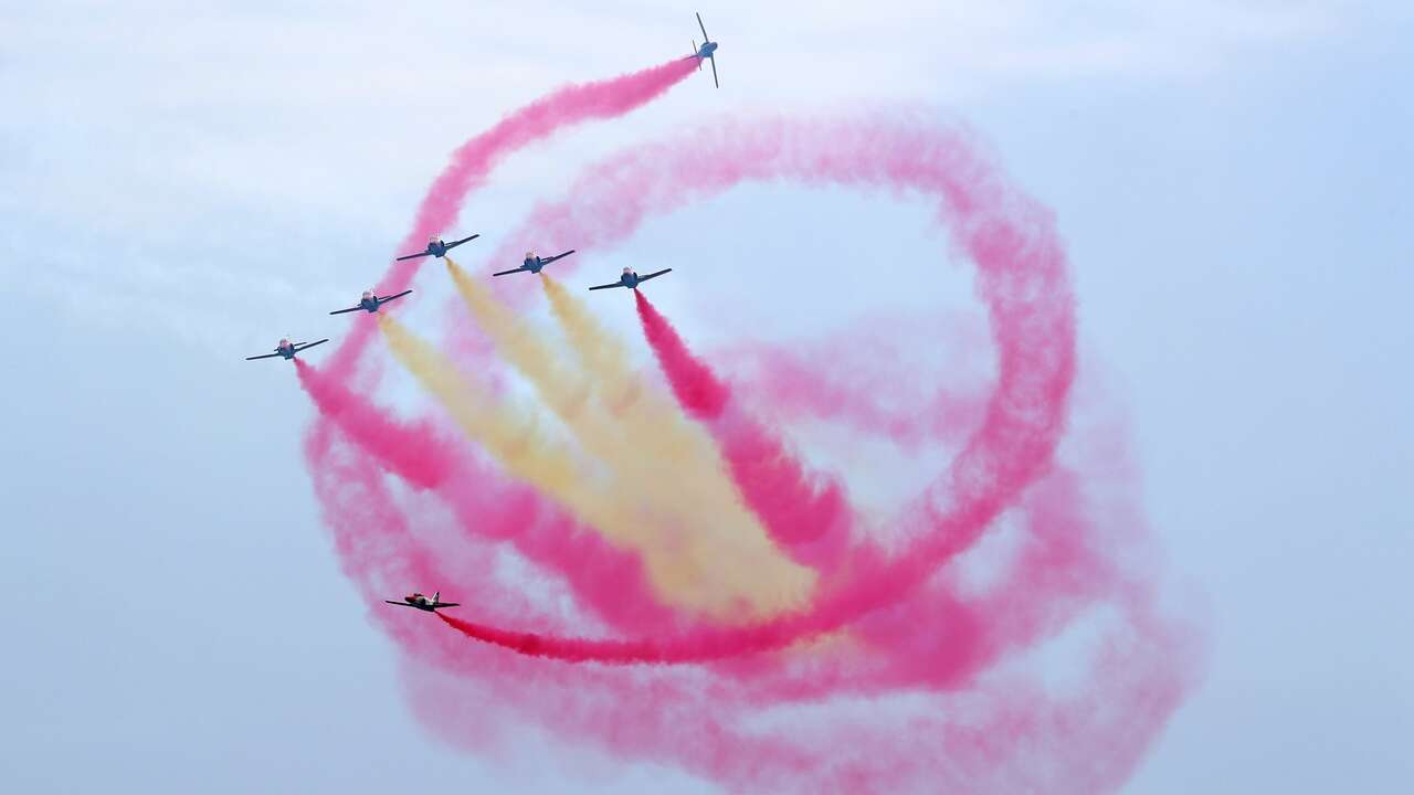 Así es la Patrulla Águila del Ejército del Aire, los acróbatas que pintan el cielo con los colores de España