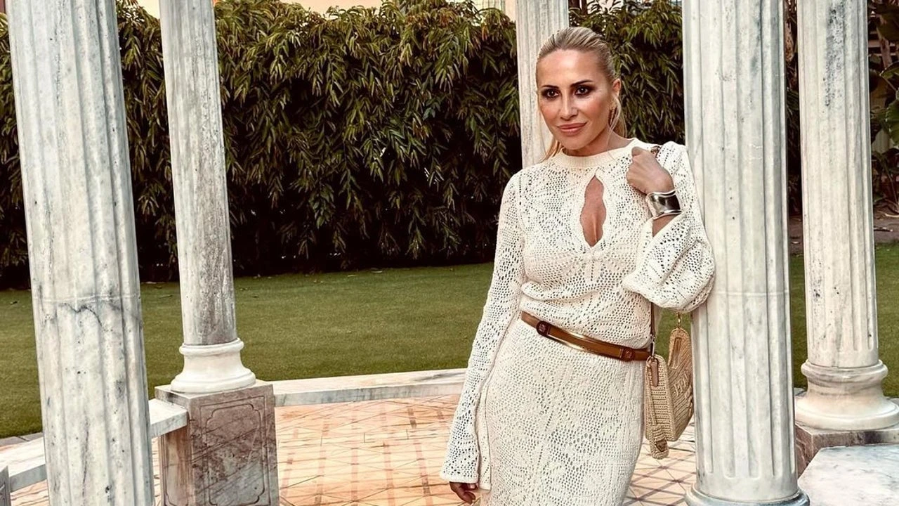 Marta Sánchez es toda una diva a sus 58 años con el vestido de playa de red que todas las famosas han metido en su maleta