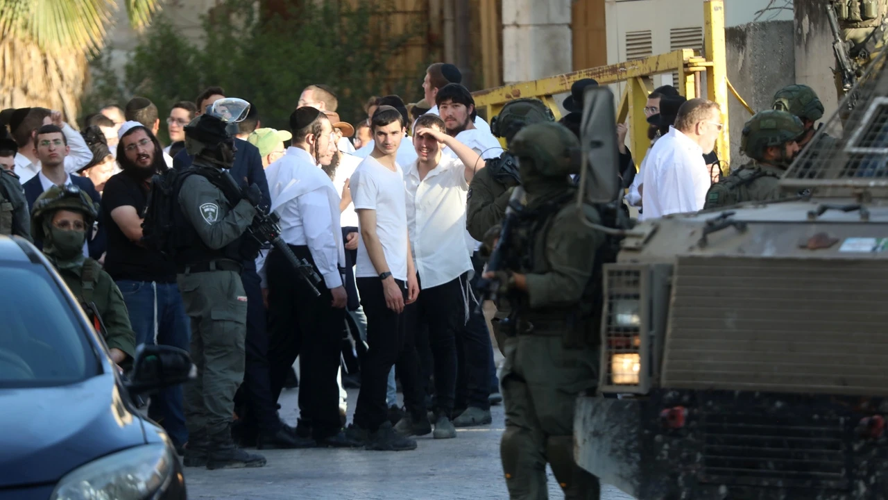 Decenas de colonos israelíes intentan irrumpir y atacar una base militar en Cisjordania