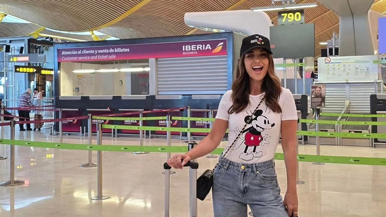 Paula Echevarría se va de viaje con las New Balance de padre que mejor quedan con vaqueros de tiro alto