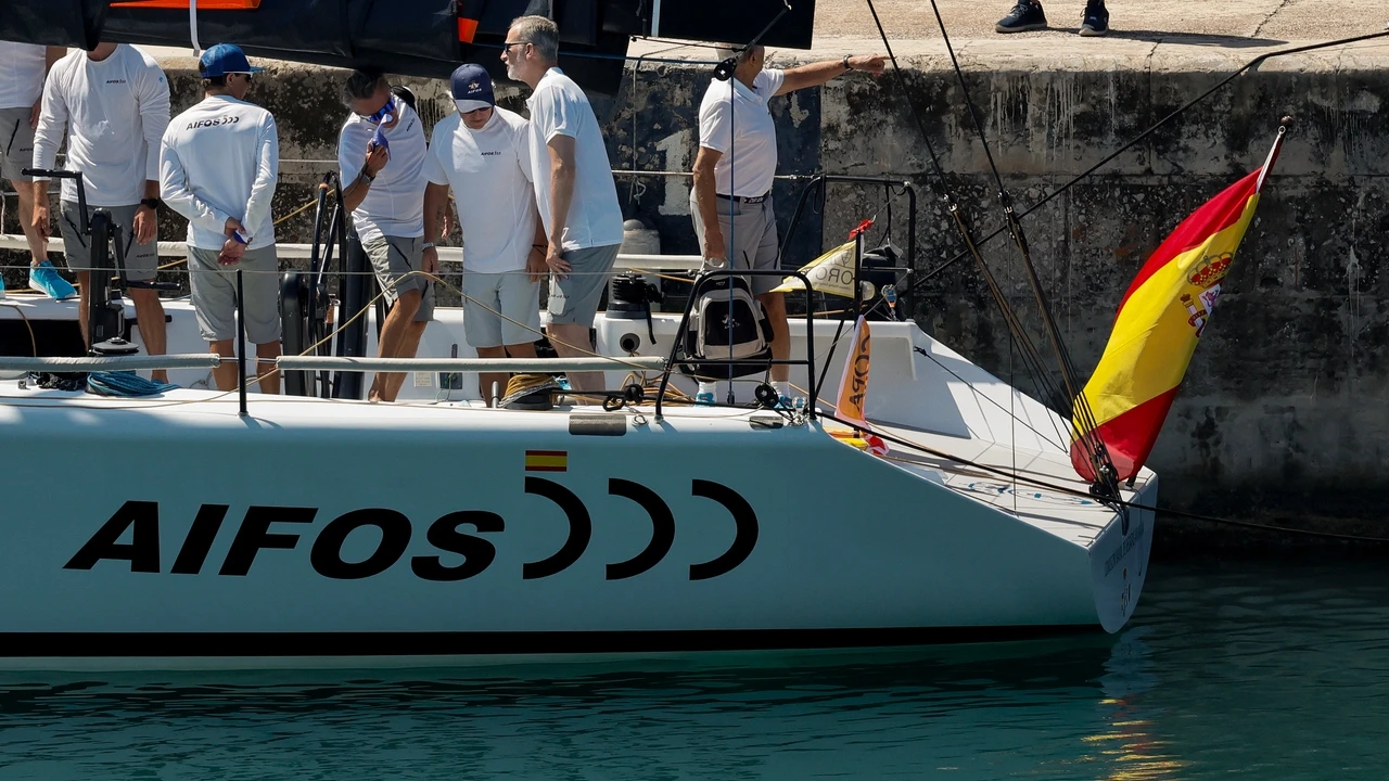 Felipe VI sale a entrenar a bordo del 