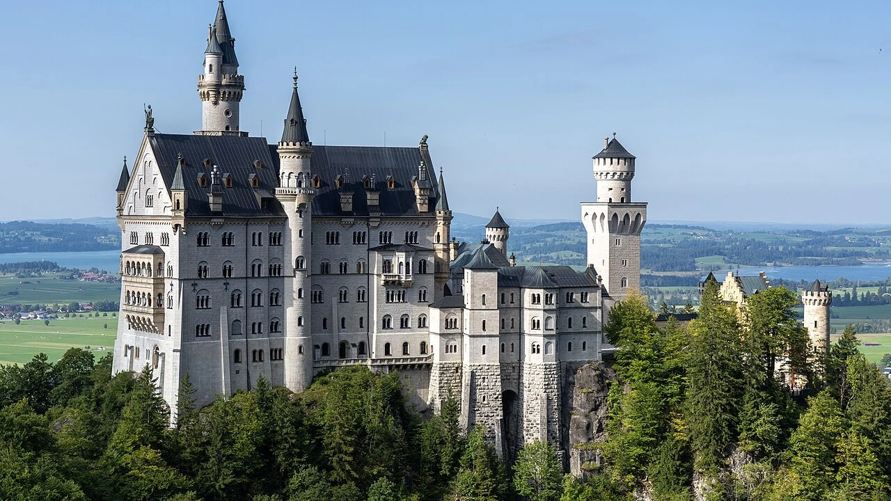 Polémica en Alemania: una turista encerró a su perro en una taquilla de mochilas para visitar un castillo