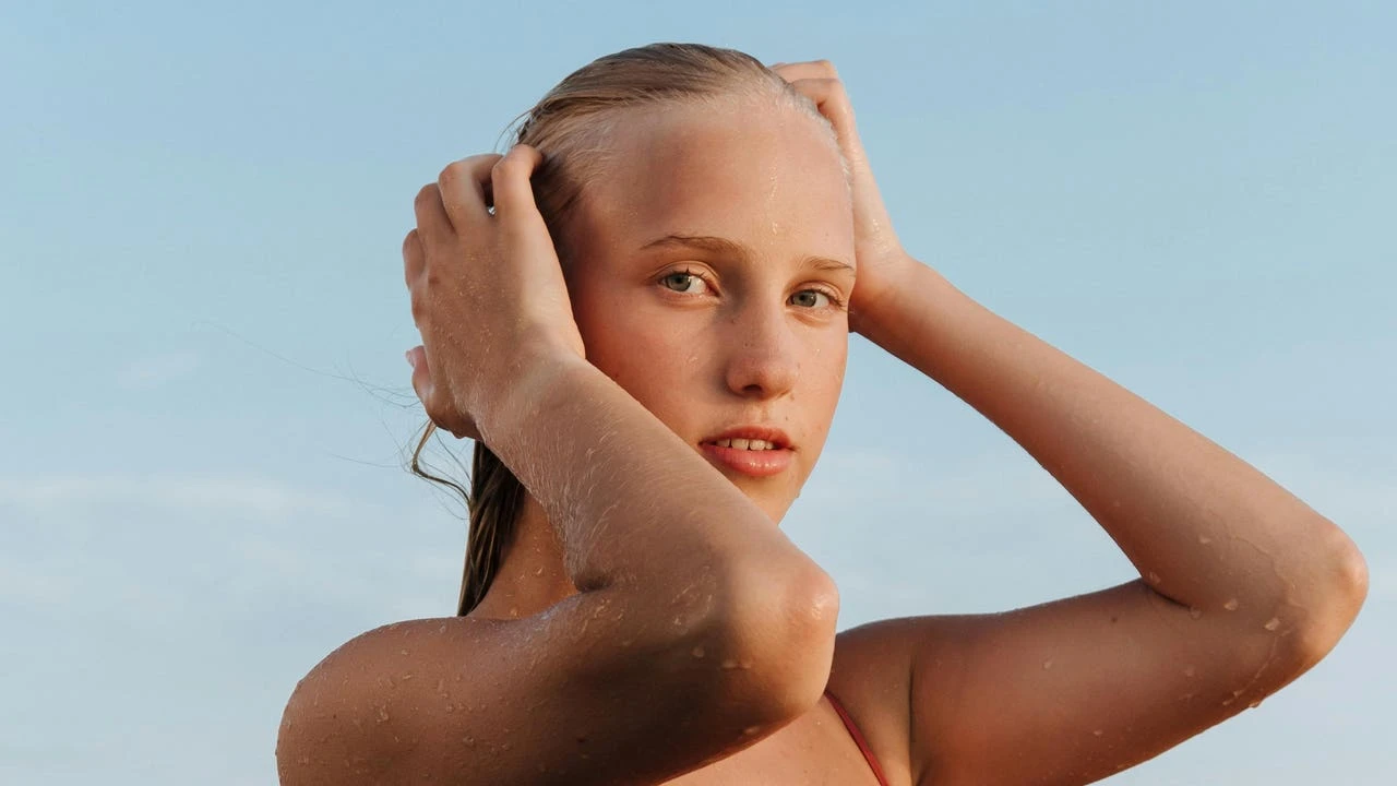 Pelo mojado con estilo: trucos de experto para salir bien peinada sin secador