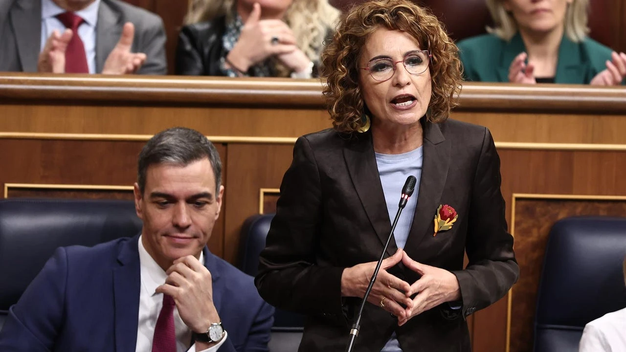 Montero vuelve a negarse a revisar los contratos públicos para compensar la subida del SMI y el IPC pese al clamor de político y empresarial