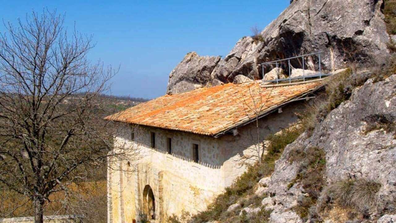 La curiosa ermita española que está construida dentro de una cueva