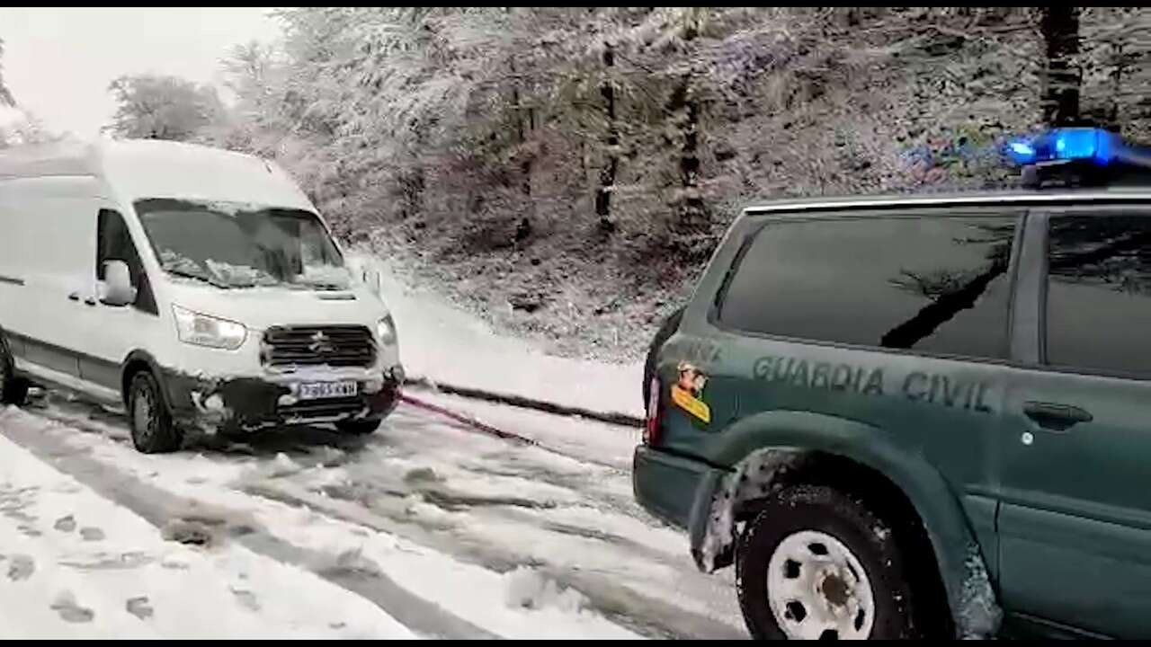 Los nueve consejos de la Guardia Civil si tu coche se queda atrapado en la nieve