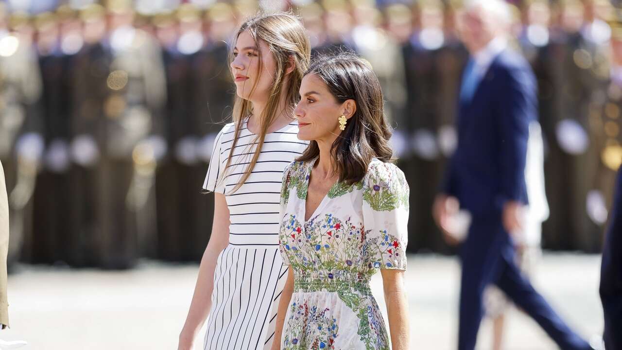 La Infanta Sofía se olvida de sus zapatos Cenicienta por las bailarinas negras que ha combinado con el vestido favorito de su madre