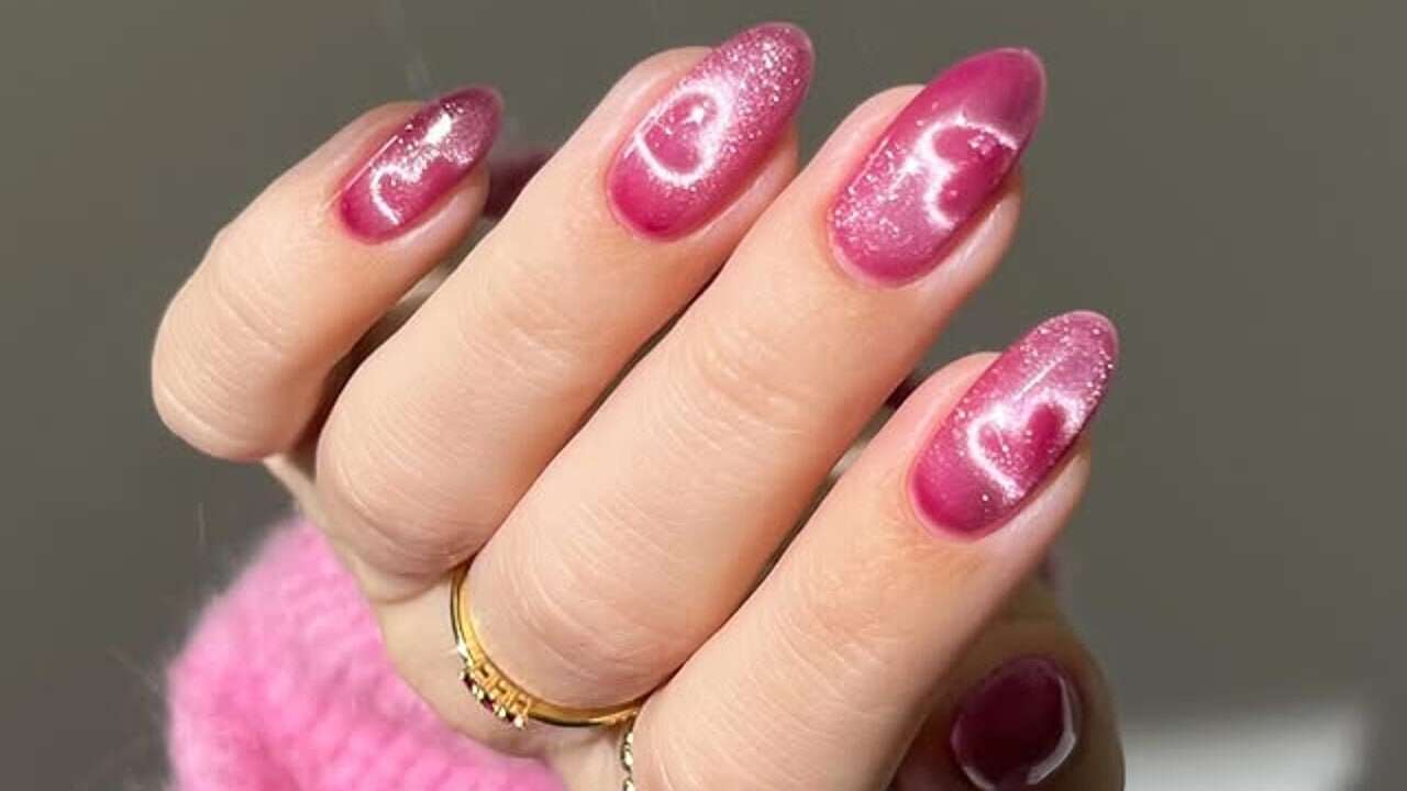 'Heart velvet nails': la manicura que arrasa en TikTok y que llevarás en 2025