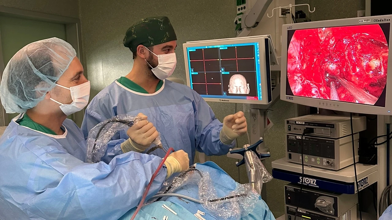 Así funciona la cirugía endoscópica endonasal: llegar al tumor de hipófisis a través de la nariz