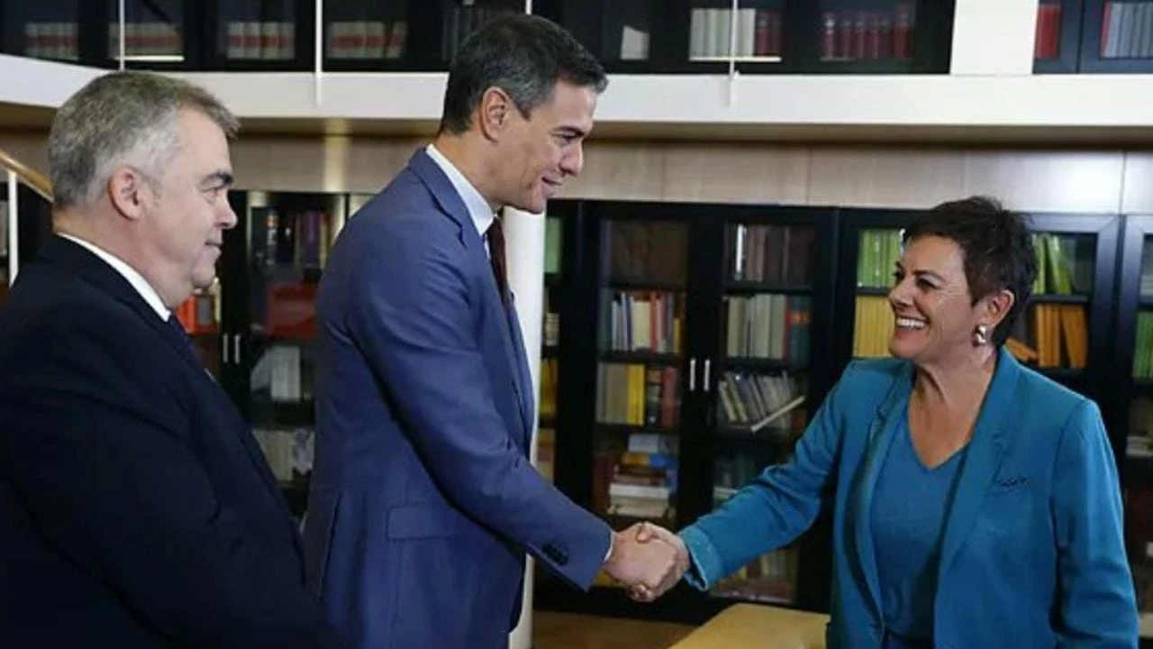 Sánchez se ríe de un Feijóo a la defensiva