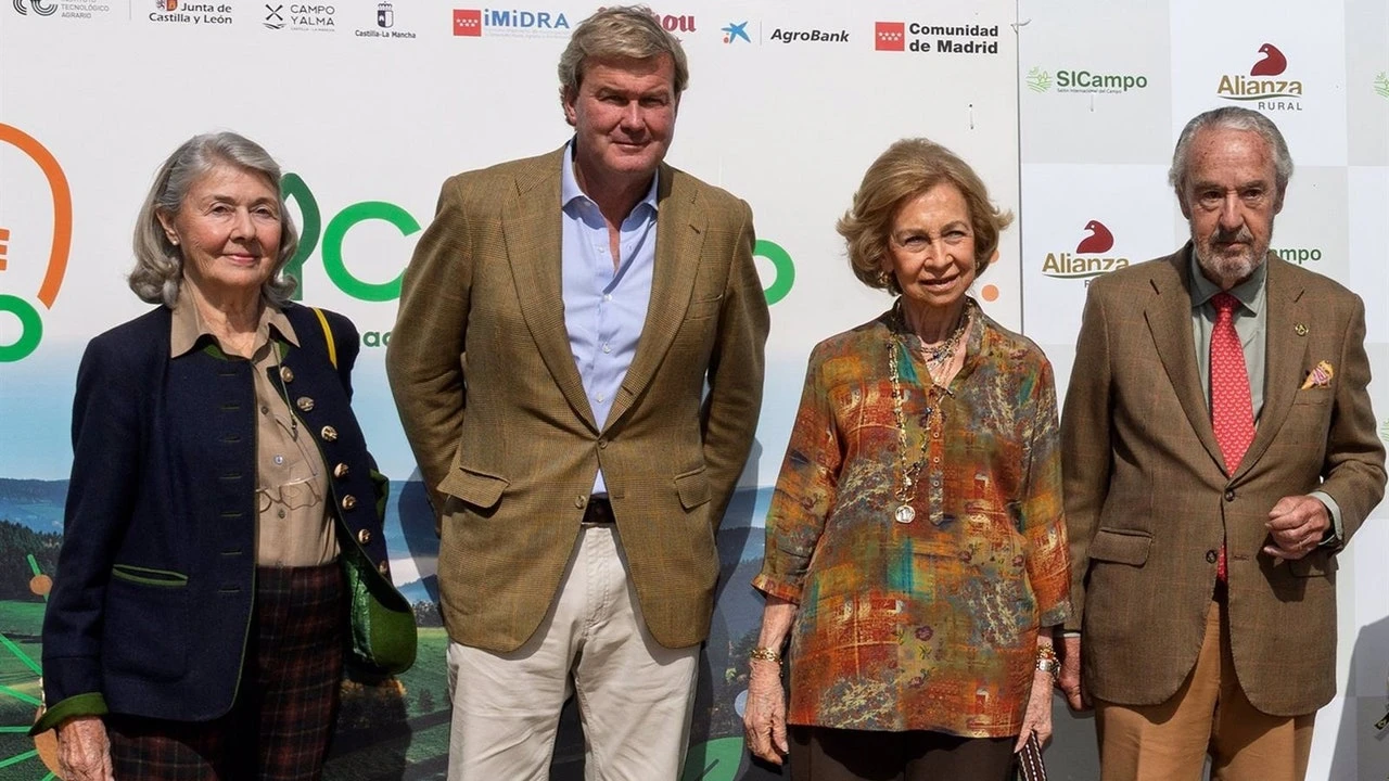 El look más bohemio (y hippie) de la Reina Sofía para recoger un premio por su apoyo al campo español