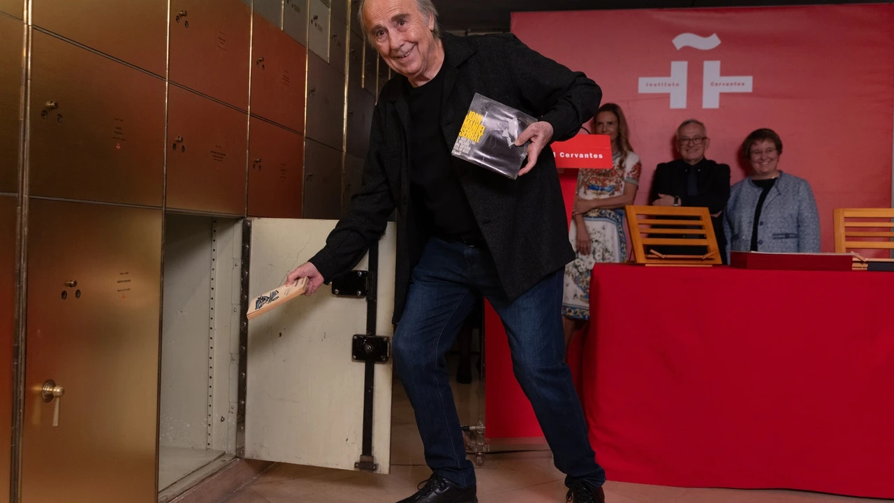 Serrat deposita su legado en el Cervantes: Ducados, estraperlo y el porvenir