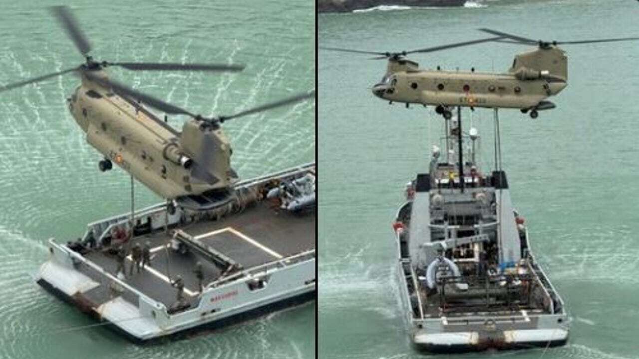 Un buque auxiliar de la Armada y un helicóptero Chinook dan apoyo logístico al peñón de soberanía española de Vélez de la Gomera