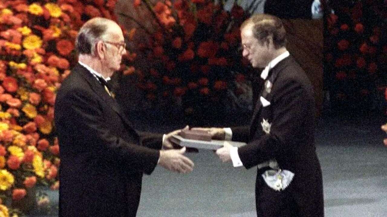 Se cumplen 35 años del Premio Nobel a Camilo José Cela